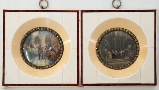 2 Miniaturen, mit querovalen höfischen Szenen, Gouache, 1x signiert, hinter Glas im beinfarbenem Rahmen, ges. 10x11,8 cm - photo 1
