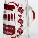 Biedermeier-Henkelglas mit Ansicht "Marktbrunnen in Karlsbad", rot lasiert und geschliffen, H. 10,3 cm - Foto 1