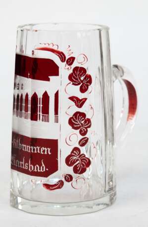 Biedermeier-Henkelglas mit Ansicht "Marktbrunnen in Karlsbad", rot lasiert und geschliffen, H. 10,3 cm - photo 1