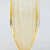 Vase, Moser Karlsbad um 1920, gelbes Glas, auf achteckigem Fuß facettiert geschliffener Korpus mit ausschwingendem Wellenrand, H. 21 cm - Foto 1