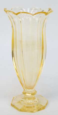 Vase, Moser Karlsbad um 1920, gelbes Glas, auf achteckigem Fuß facettiert geschliffener Korpus mit ausschwingendem Wellenrand, H. 21 cm - Foto 1