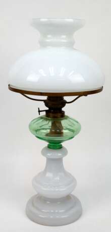 Petroleum-Tischlampe, Milchglasfuß, Petroleumbehälter aus grünem, facettiertem Glas, weißer Glasschirm, Zylinder fehlt, H. 51 cm - photo 1