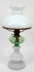 Petroleum-Tischlampe, Milchglasfuß, Petroleumbehälter aus grünem, facettiertem Glas, weißer Glasschirm, Zylinder fehlt, H. 51 cm