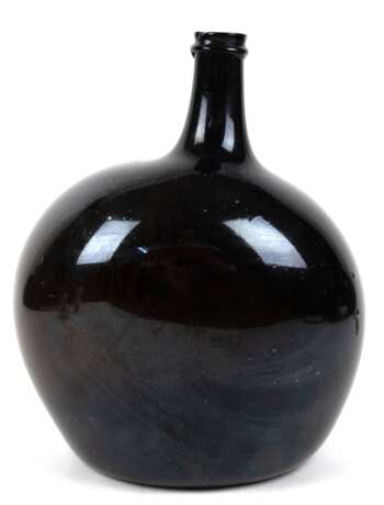 Flasche, dunkelbraunes Waldglas, stark gebauchter, abgeflachter Korpus mit Abriss, H. 25,5 cm - photo 1