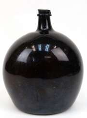 Flasche, dunkelbraunes Waldglas, stark gebauchter, abgeflachter Korpus mit Abriss, H. 25 cm