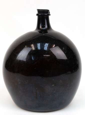 Flasche, dunkelbraunes Waldglas, stark gebauchter, abgeflachter Korpus mit Abriss, H. 25 cm - photo 1