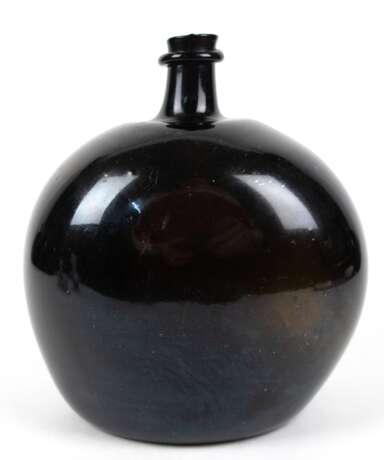 Flasche, dunkelbraunes Waldglas, stark gebauchter, abgeflachter Korpus mit Abriss, H. 24 cm - photo 1