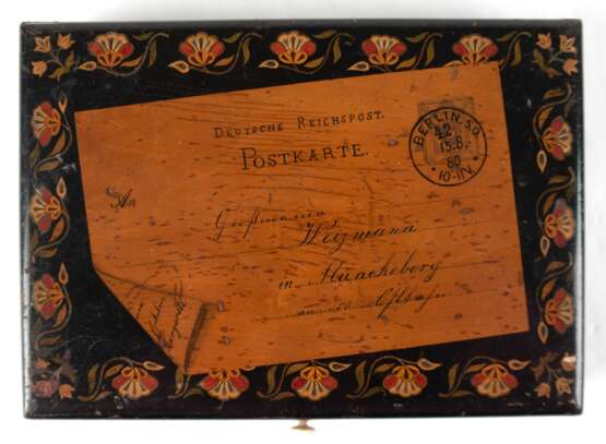 Schatulle für Briefe, Holz, bemalt, Deckel mit Darstellung einer Postkarte nach Müncheberg, Reichspost 1880, 4x19x13,5 cm - photo 1