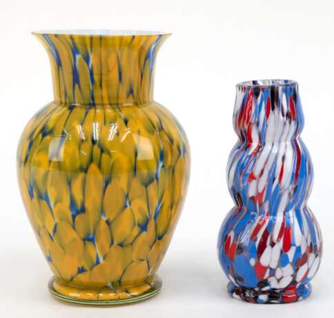 2 Art-Deco-Glasvasen, davon 1x Balusterform, farbloses Glas mit gelben und blauen Einschmelzungen und weißem Innenfang, H. 15 cm und kleine dreifach gebauchte Vase, farbloses Glas mit weißen, roten, blauen und braunen Ei… - Foto 1