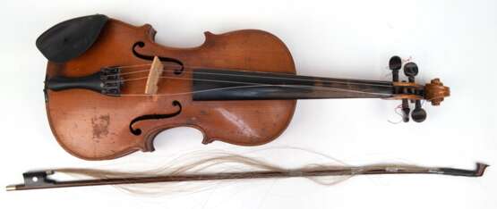 Violine mit Bogen, Kinnhalter, 4/4 Geige, Seiten am Bogen an einer Seite lose, Gebrauchspuren, Violinen-L. 60 cm, ohne Kasten - Foto 1