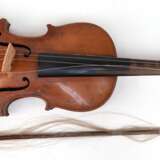 Violine mit Bogen, Kinnhalter, 4/4 Geige, Seiten am Bogen an einer Seite lose, Gebrauchspuren, Violinen-L. 60 cm, ohne Kasten - Foto 1