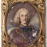 Miniatur "Philipp V., König von Spanien", um 1880, Gouache/Bein, unleserlich sign., nach Gemälde von Louis Michel van Loo, mit Farbfehlstellen, oval, hinter gewölbtem Glas im durchbrochenen Messingrahmen, ges. … - Foto 1