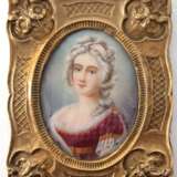 Miniatur "Damenporträt", um 1800, Gouache auf Bein, unleserlich signiert, oval, hinter gewölbtem Glas im reliefiertem Messingblech-Rahmen (mit Gebrauchspuren), ges. 11,5x9 cm - photo 1