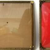 2 Stellrahmen, Messing, reliefiert mit aufgesetzten Ecken (1x fehlt), Innenmaß 16,5x22 cm und 22x28 cm - photo 1