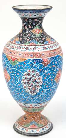 Vase, wohl Persien, Metall polychrom emailliert mit Floral- und Ornamentdekor, Gebrauchspuren, H. 29 cm - Foto 1