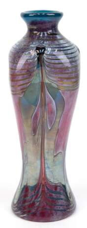 Vase, Eisch signiert, farbloses Glas, rosa/blau überfangen, mit lüstrierendem Dekor, H. 30,5 cm - Foto 1