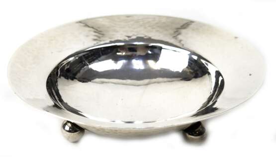Schale, rund, 925er Silber, auf 3 Kugelfüßen, leichter Hammerschlagdekor, 150 g, H. 3,5 cm, Dm. 13,8 cm - photo 1