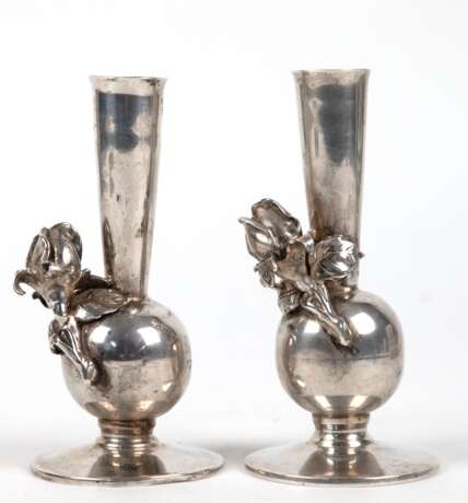 Paar Tischvasen, 830/835er Silber, Balusterform mit plastischer Rose, ges. 156 g, 1 Fußrand min. gedellt, H. 11,5 cm - photo 1