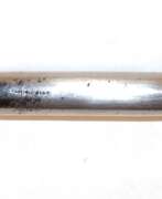 Silberwaren. Senkelzieher/Miederschnürhaken, Sterlingsilber, London 1901, Griff mit Kreuzband- und Schleifendekor, L. 24 cm