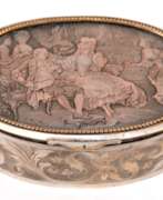Silverware. Schmuckdose, oval, Frankreich um 1880, Kupfer versilbert (z.T. berieben), Deckel mit Darstellung einer höfischen Szene, umlaufend Akanthusblattdekor, 3,5x11x8 cm