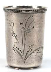 Wodkabecher, Rußland, 84 Zolot. Silber, mit Reliefrand, mit ziseliertem Blumendekor, 46,4 g, H. 6,2 cm