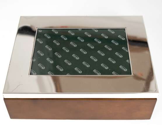 Foto-Kasten, Holzkorpus mit versilbertem Fotorahmen als Scharnierdeckel, innen schwarzer Samt, 7,5x24x19 cm - photo 1