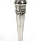 Vase, 800er Silber, runder Fuß gefüllt, mit Rosenrelief, ausschwingender gewellter Rand, H. 20,5 cm - photo 1