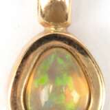 Anhänger, 750er GG (geprüft) mit tropfenförmigem Opal, ges. 3,3 g, L. mit Öse 2,0 cm - Foto 1