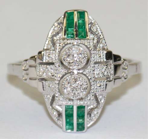 Ring im Art-Deco-Stil, 925er Silber rhodiniert, Smaragde zus. ca. 0,24 ct. im Carree-Schliff und Brillanten zus. ca. 0,10 ct., RG 56, Innendurchmesser 17,8 mm - фото 1
