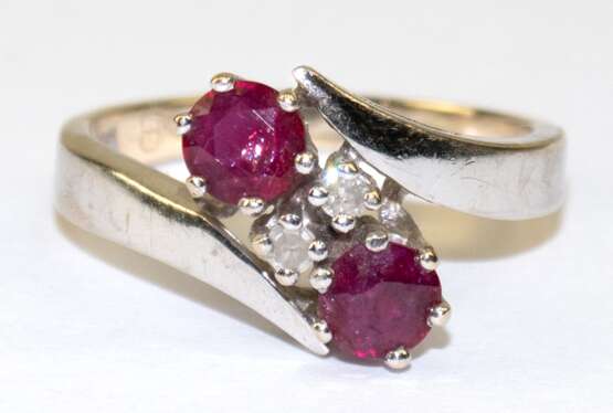 Ring, 585er WG, sogen. "Toi & Moi"- Ring, mit 2 rund facettierten Rubinen und 2 Diamanten, ges. 3,2 g, Innendurchmesser 16,2 mm, RG 51 - photo 1