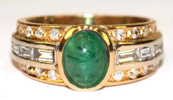 Ring, 750er GG/WG, ausgefasst mit 1ovalen Smaragd-Cabochon von ca. 1,62 ct., 16 Brillanten von zus. ca. 0,24 ct. und 6 Diamantenbaguettes von zus. ca. 0,60 ct., Ges.-Gew. 9,18 g, RG 57, Wiederbeschaffungswert lt. Experti… - Foto 1