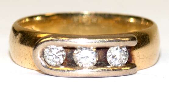 Ring, 585er GG, in Reihe besetzt mit 3 Brillanten von zus. ca. 0,27 ct., ges. 5 g, RG 57 - photo 1