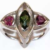 Ring, 925er Silber, z.T. poliert und mattiert, grüner Amethyst im Navette-Schliff und 2 pinke Topase im Triangel-Schliff, 2 Tragevarianten, ges. 22,1 g, RG ca. 57, Innendurchmesser 18,1 mm - photo 1