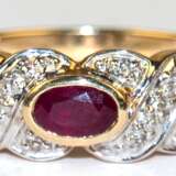 Ring, 585er GG/WG, besetzt mit oval facettiertem Rubin und kl. Diamanten, ges. 2,68 g, RG 56 - photo 1
