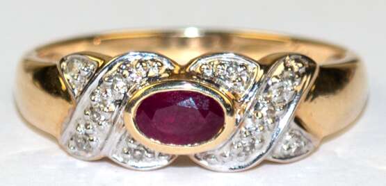 Ring, 585er GG/WG, besetzt mit oval facettiertem Rubin und kl. Diamanten, ges. 2,68 g, RG 56 - photo 1
