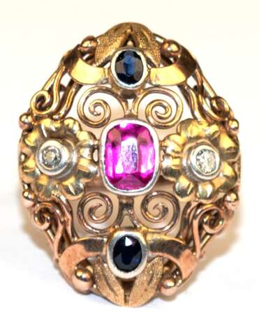 Ring, 585er GG, großer, durchbrochen gearbeiteter Ringkopf besetzt mit 2 Saphiren, 2 Diamanten und mittigem, rotem Schmuckstein, ges. 8,45 g, RG 58 - photo 1