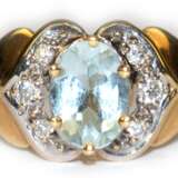 Ring, 585er GG/WG, besetzt mit 1 oval facettiertem Aquamarin und 6 Brillanten von zus. ca. 0,10 ct., ges. 3,6 g, RG 59 - Foto 1