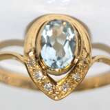 Ring, 585er GG, besetzt mit einem oval facettiertem Aquamarin und 6 Diamanten von zus. 0,03 ct. (punziert), ges. 1,98 g, RG 55 - фото 1