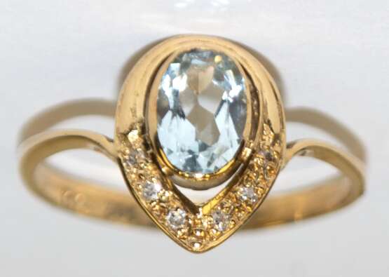 Ring, 585er GG, besetzt mit einem oval facettiertem Aquamarin und 6 Diamanten von zus. 0,03 ct. (punziert), ges. 1,98 g, RG 55 - photo 1