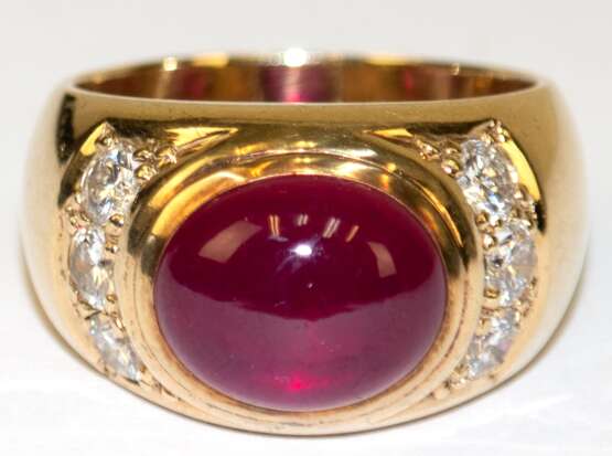 Ring, 585er GG/WG, ausgefasst mit 1 ovalen Spinell-Cabochon in leuchtendem leicht blaustichigem Rot, seitlich 6 Brillanten, LR-VVS, von zus. ca. 0,65 ct., Ges.-Gew. 13,78 g, RG 55,5, Wiederbeschaffungswert lt. Expertise … - photo 1