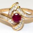 Brillant-Rubin-Ring, 750er GG, mit 34 Diamanten im Baguetteschliff und oval facettiertem Rubin, ges. 2,93 g, RG 58 - Prix ​​des enchères