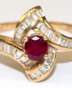 Каталог товаров. Brillant-Rubin-Ring, 750er GG, mit 34 Diamanten im Baguetteschliff und oval facettiertem Rubin, ges. 2,93 g, RG 58