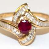 Brillant-Rubin-Ring, 750er GG, mit 34 Diamanten im Baguetteschliff und oval facettiertem Rubin, ges. 2,93 g, RG 58 - photo 1