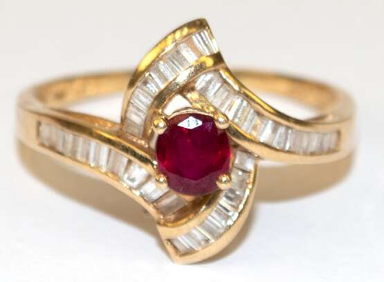 Brillant-Rubin-Ring, 750er GG, mit 34 Diamanten im Baguetteschliff und oval facettiertem Rubin, ges. 2,93 g, RG 58 - фото 1