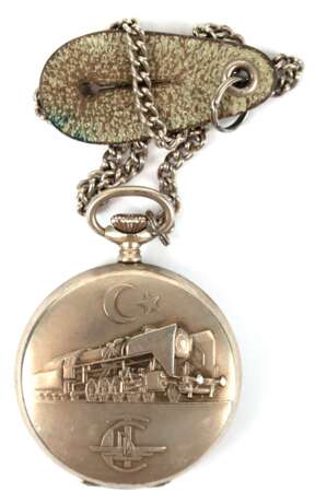 Eisenbahner-Taschenuhr "Golana", Schweiz, Handaufzug, Zifferblatt mit arabischen Zahlen und dezentraler Sekunde, hinterer Deckel mit reliefierter Lok, gangfähig, Dm. 5,0 cm, dazu Uhrenkette, L. 41 cm - Foto 2