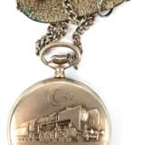 Eisenbahner-Taschenuhr "Golana", Schweiz, Handaufzug, Zifferblatt mit arabischen Zahlen und dezentraler Sekunde, hinterer Deckel mit reliefierter Lok, gangfähig, Dm. 5,0 cm, dazu Uhrenkette, L. 41 cm - фото 2