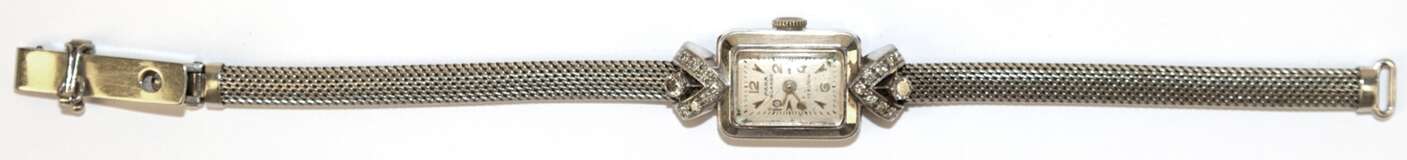 Art-Deco-Damenuhr, 585er WG, besetzt mit 16 Diamanten, Handaufzug, rechteckiges Uhrengehäuse, 1,4x1,8 cm, gangfähig, Armband in Strickoptik, L. 17,5 cm, Ges.-Gew. 20,17 g, - photo 1