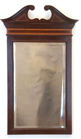 Spiegel, England um 1910, Mahagoni furniert und intarsiert, mit gesprengtem Giebel, 93x54 cm - photo 1