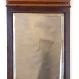 Spiegel, England um 1910, Mahagoni furniert und intarsiert, mit gesprengtem Giebel, 93x54 cm - photo 1