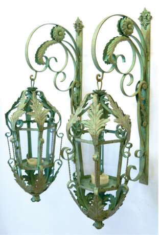 Paar Wandlaternen mit Ausleger, Schmiedeeisen, grün gefaßt, mit Blattverzierungen, H. 88 cm, Lampen-Dm. 29 cm - Foto 1